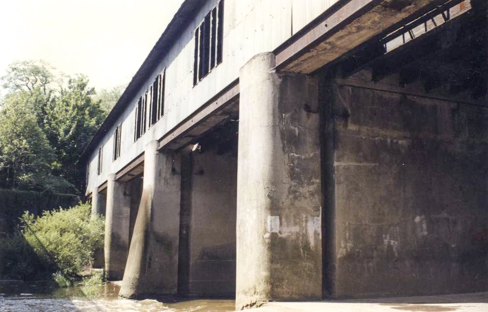 Ligne Maginot - SARRALBE (BARRAGE DE) - (Inondation défensive) - Le barrage vu en contrebas avec les réservations dans la dalle supérieure permettant le passage des poutrelles