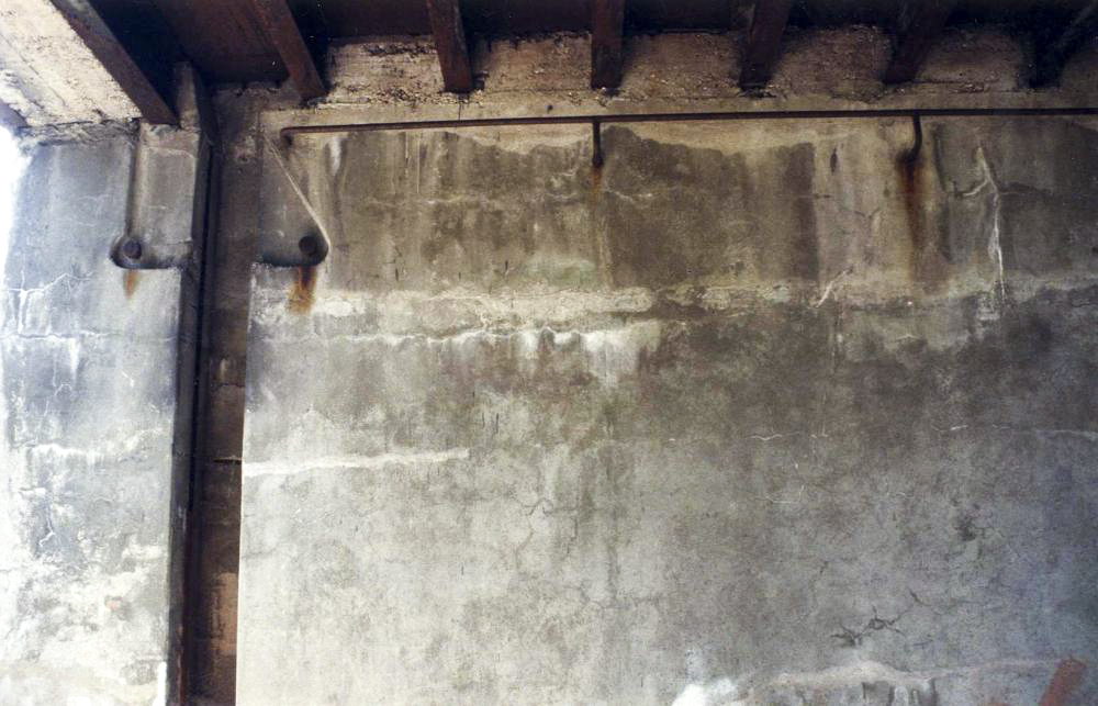 Ligne Maginot - SARRALBE (BARRAGE DE) - (Inondation défensive) - L'une des rainures destinées à accueillir les poutrelles du barrage. Noter le système de câble en partie haute