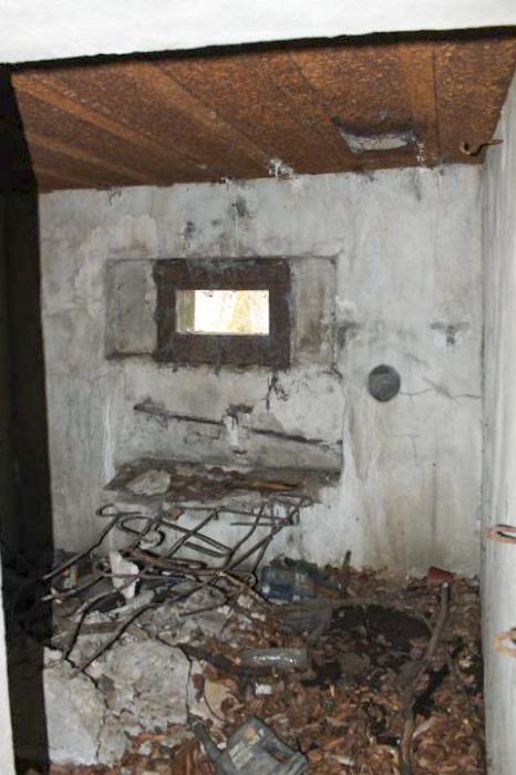 Ligne Maginot - SCHLOSSWALD 1 - (Blockhaus pour arme infanterie) - Chambre de tir
Les restes de la tablette pour la mitrailleuse
