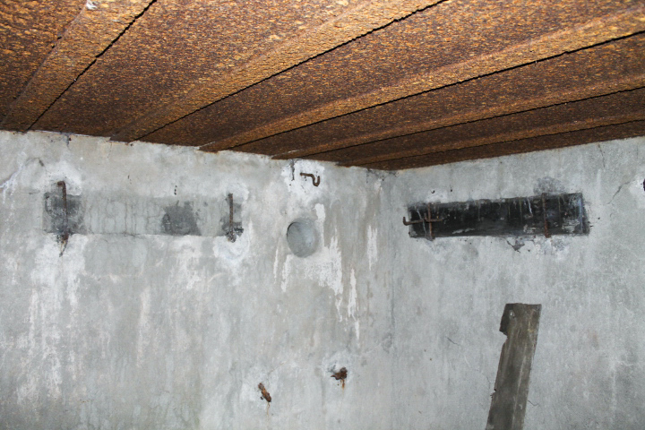 Ligne Maginot - SCHLOSSWALD 1 - (Blockhaus pour arme infanterie) - Chambre de tir
Les restes d'équipements
