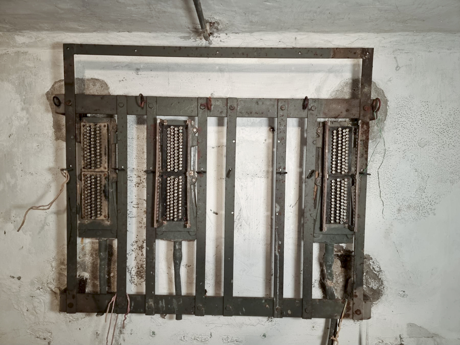 Ligne Maginot - 45T - (Chambre de coupure) - Répartiteur modernisé : Têtes de câbles modernisées dans les années 1950 et placées sur le support du boîtier d'origine.