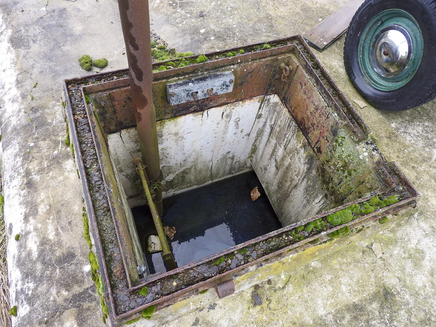Ligne Maginot - 7A - (Chambre de coupure) - La trappe d'accès. La chambre est inondée. - STENGER Mathieu