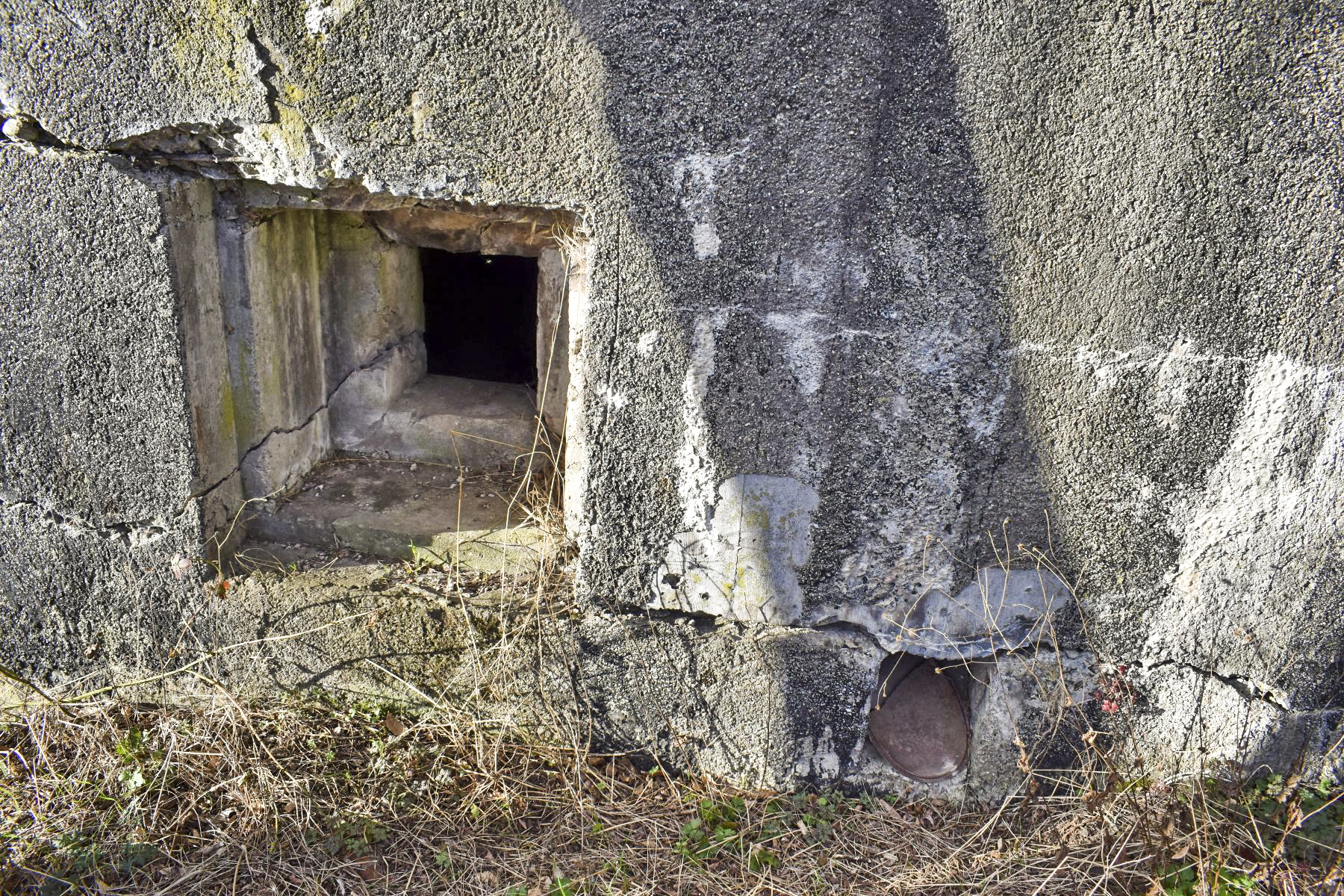Ligne Maginot - LES OCTROIS OUEST - (Blockhaus pour canon) - Créneau de défense et goulotte lance grenade sur la façade sud