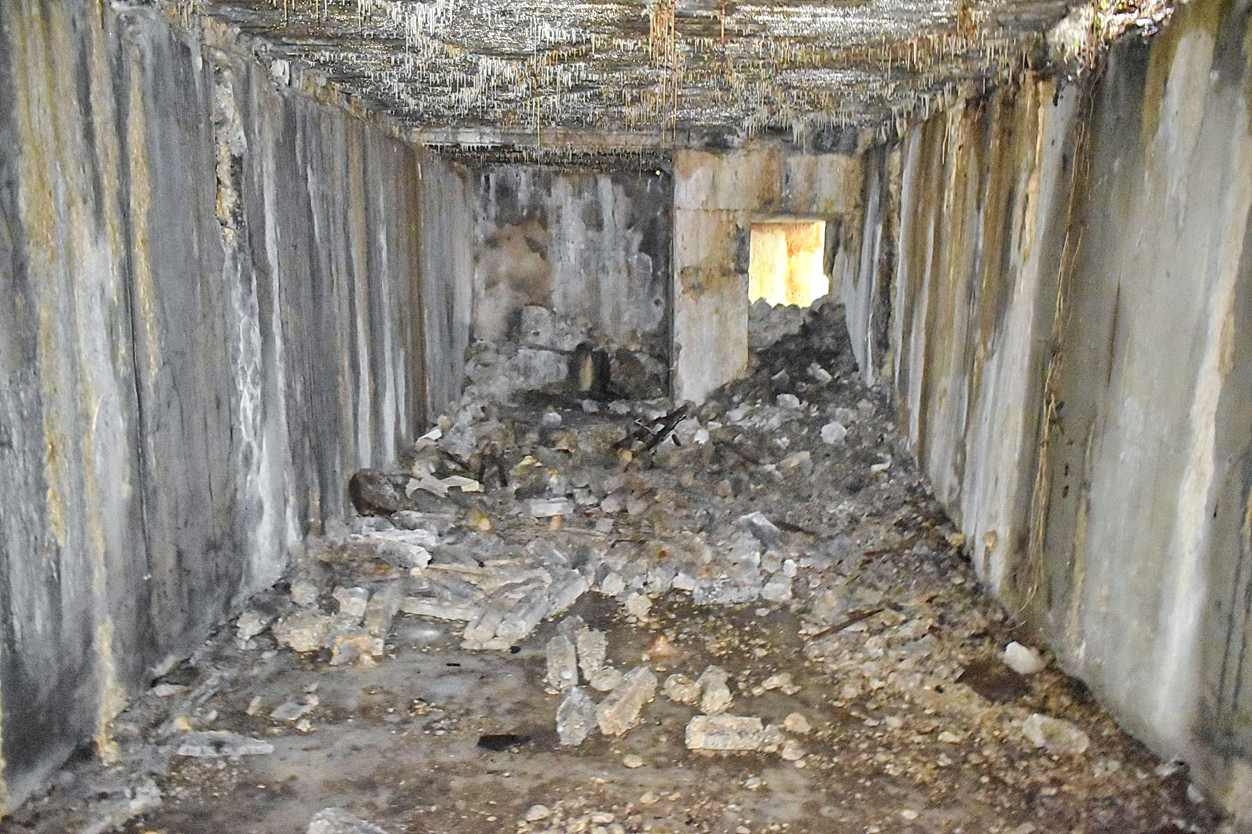 Ligne Maginot - BAERENRAIN 2 - (Abri) - Salle avec son alvéole sud et les gravats. - Daniel Froehly