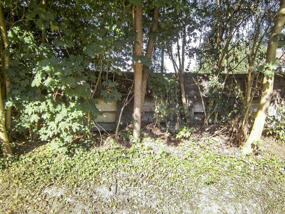 Ligne Maginot - KRAFFT ROUTE - (Poste de Secours) - Le PC vu du parking, avec ses ouvertures à redan - GLÜCKSJÄGER GJ13