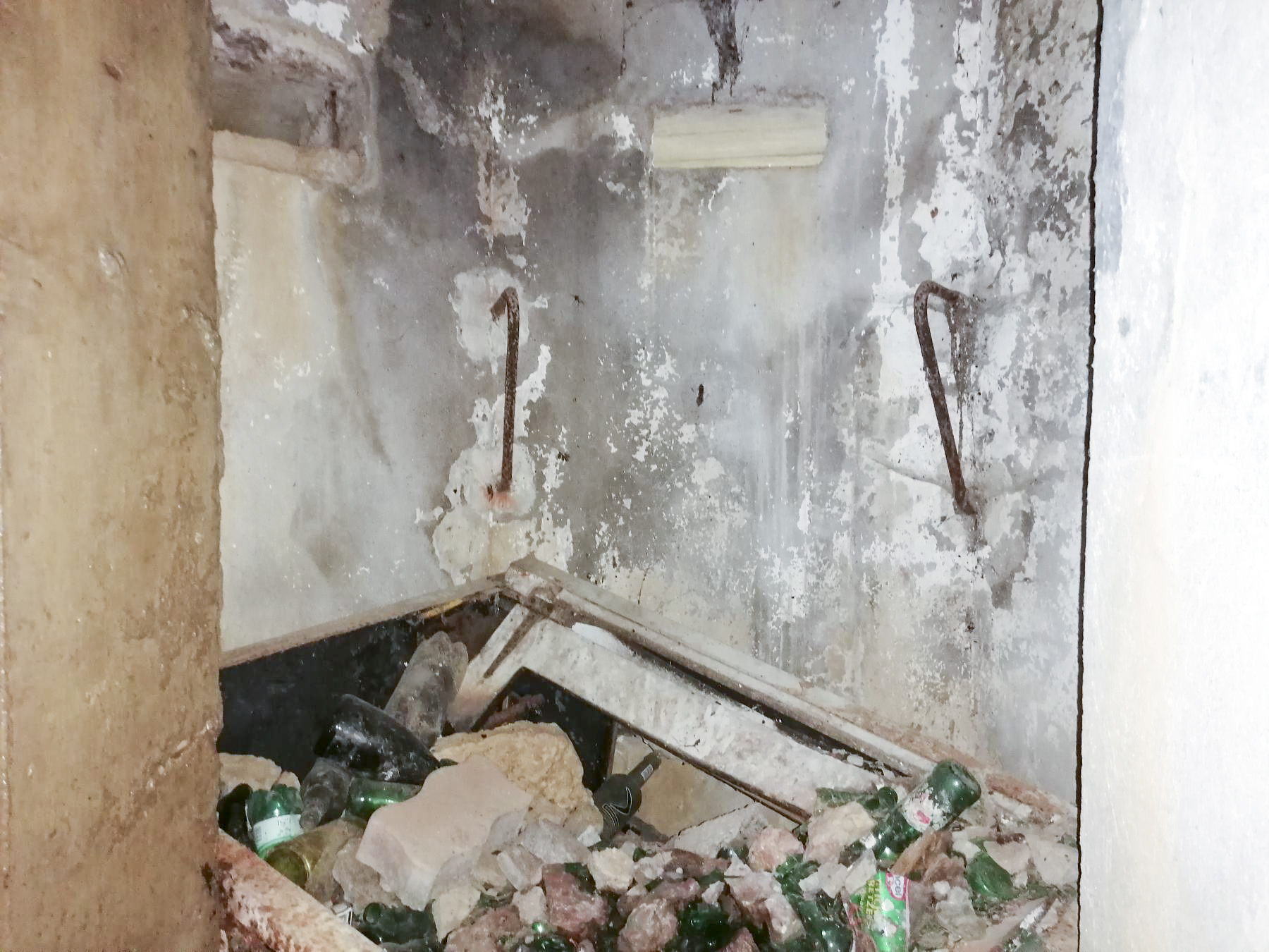 Ligne Maginot - DEHLINGEN NORD - (Central téléphonique d'observation) - L'intérieur du Central d'observation
Local observation, empli de détritus - Dominique DISS