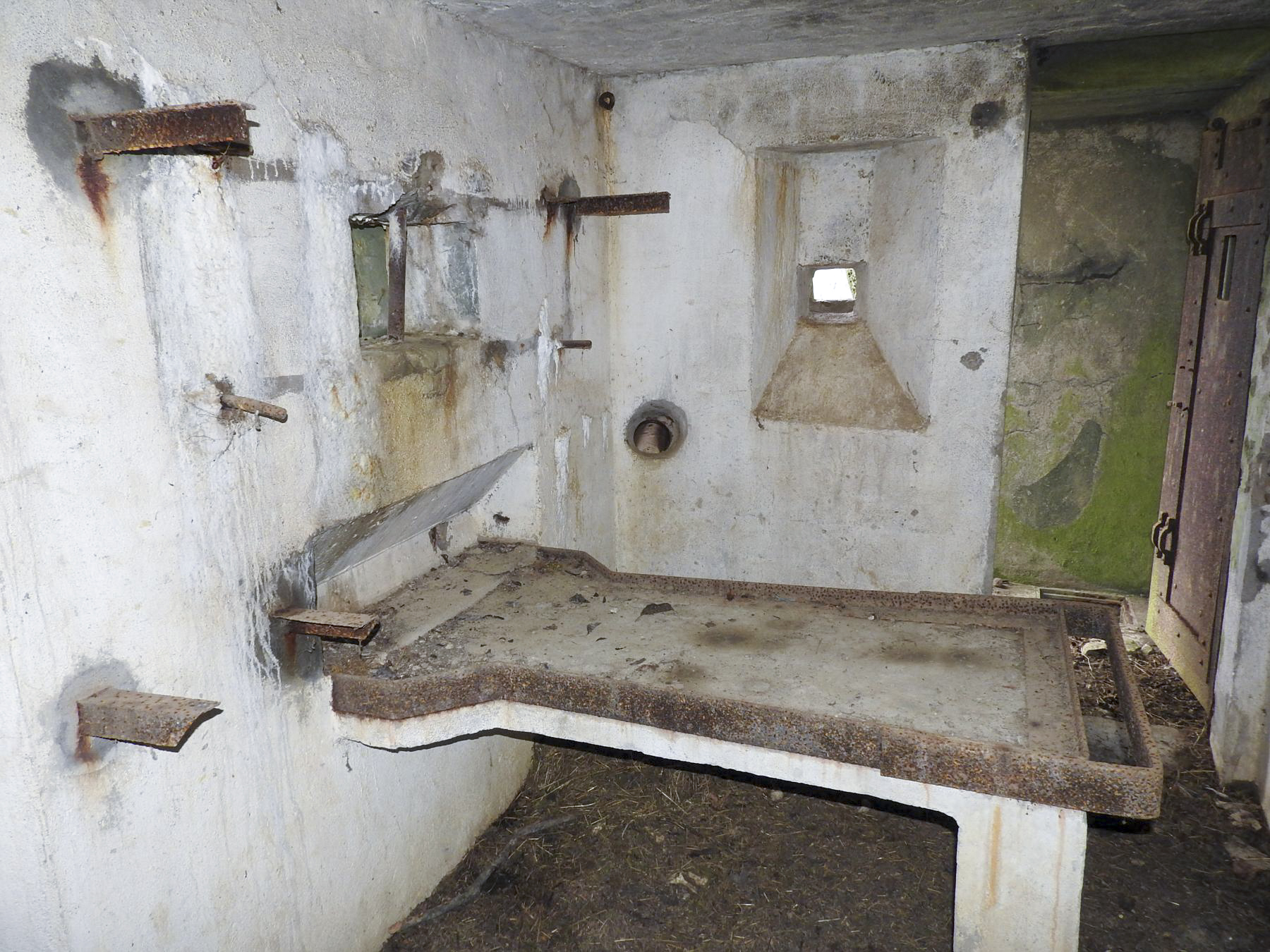 Ligne Maginot - BB24 - (Blockhaus pour canon) - La table de tir pour une mitrailleuse Hotchkiss.