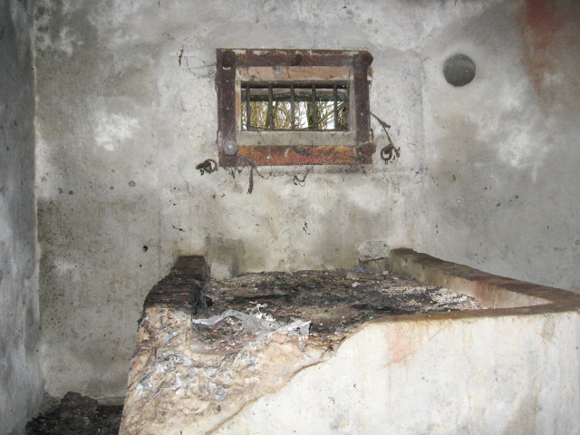 Ligne Maginot - DIEDING 2 (AVANT POSTE) - (Blockhaus pour canon) - Chambre 1
Créneau mitrailleuse - Christian LENHARD