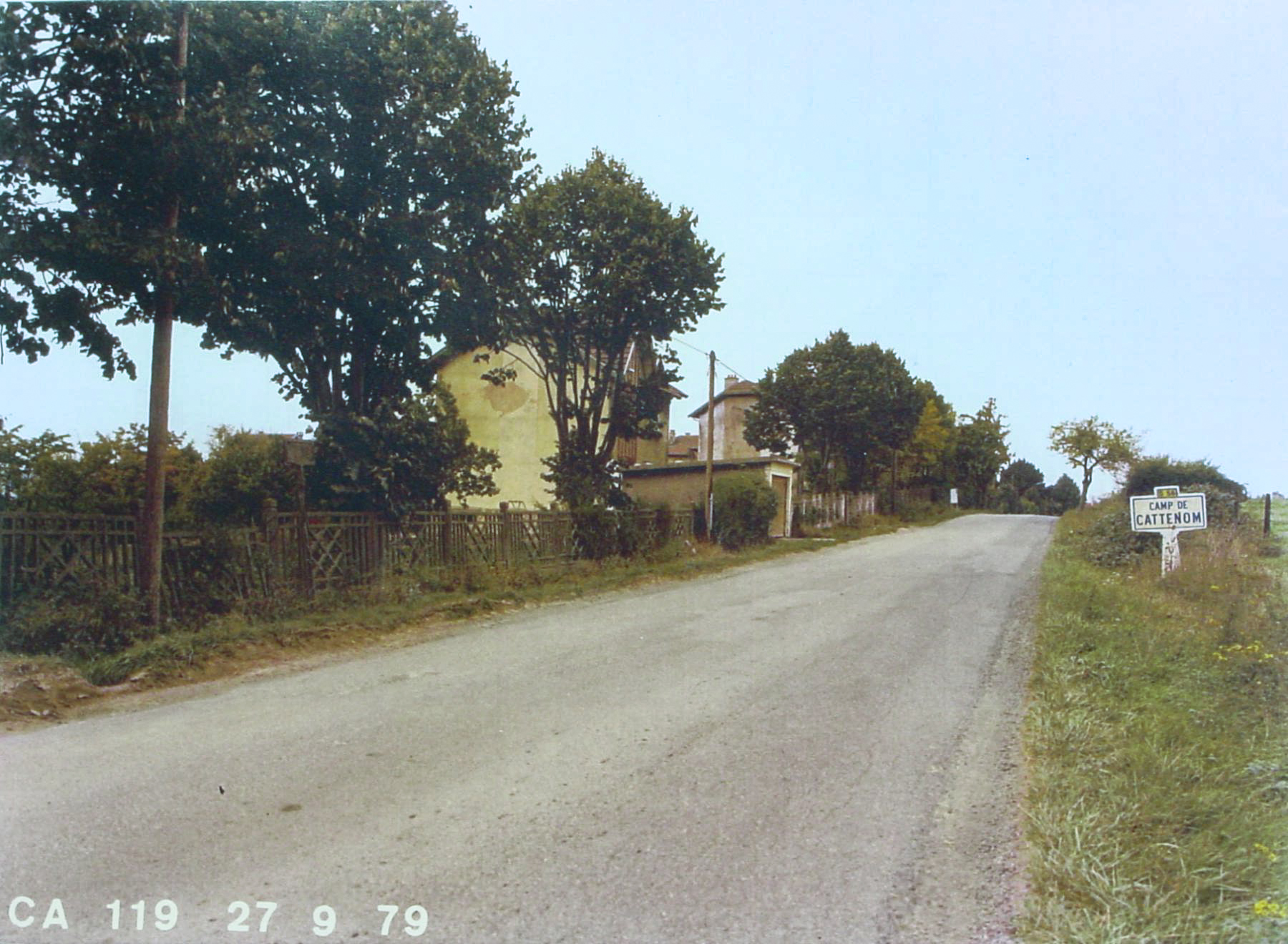 Ligne Maginot - CATTENOM (OFFICIERS) - (Cité Cadres) - La première maison de la cité officiers en venant de Cattenom.
Noter le panneau Michelin 'Camp de Cattenom'