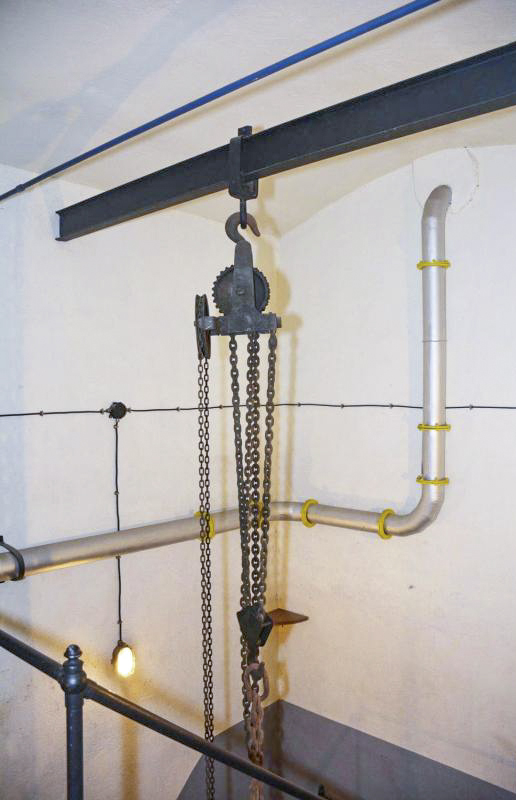 Ligne Maginot - BICHEL SUD - X19 - (Abri) - Le système de treuil pour acheminer des matériels au sous-sol