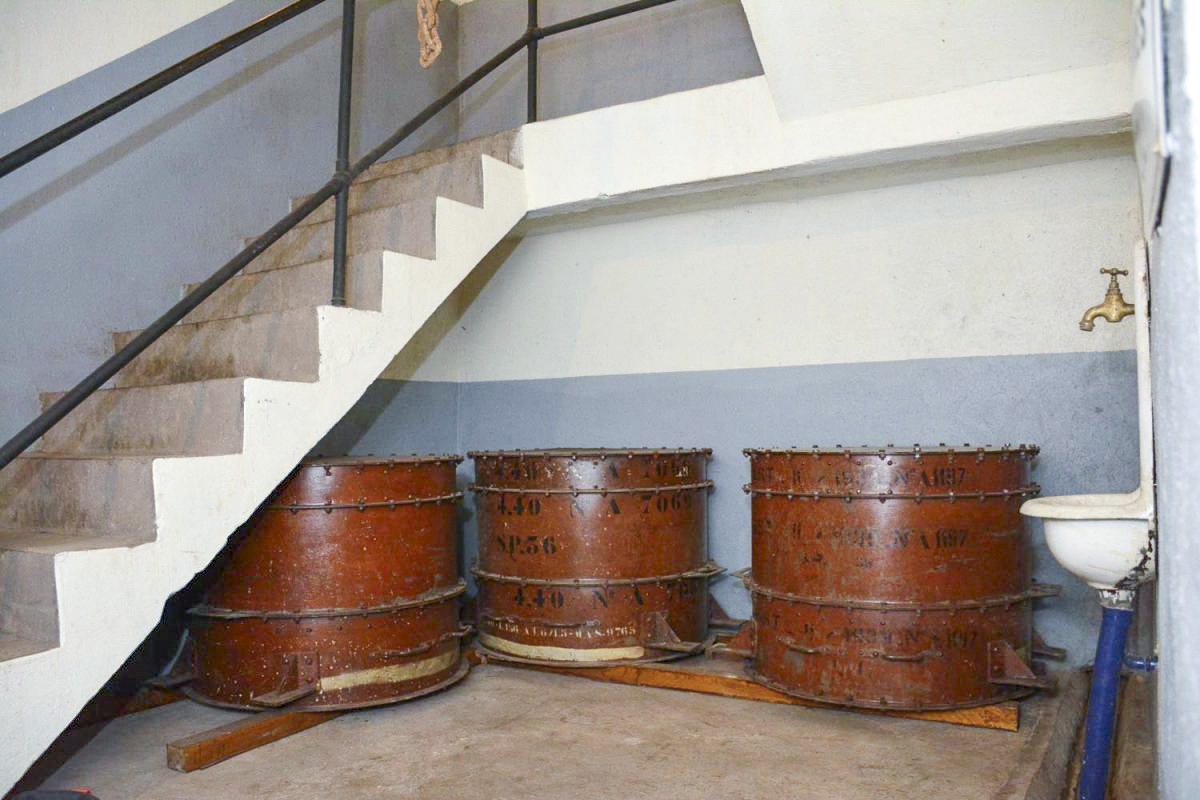 Ligne Maginot - BICHEL SUD - X19 - (Abri) - Bas de l'escalier
Filtres type SP 36 de rechange