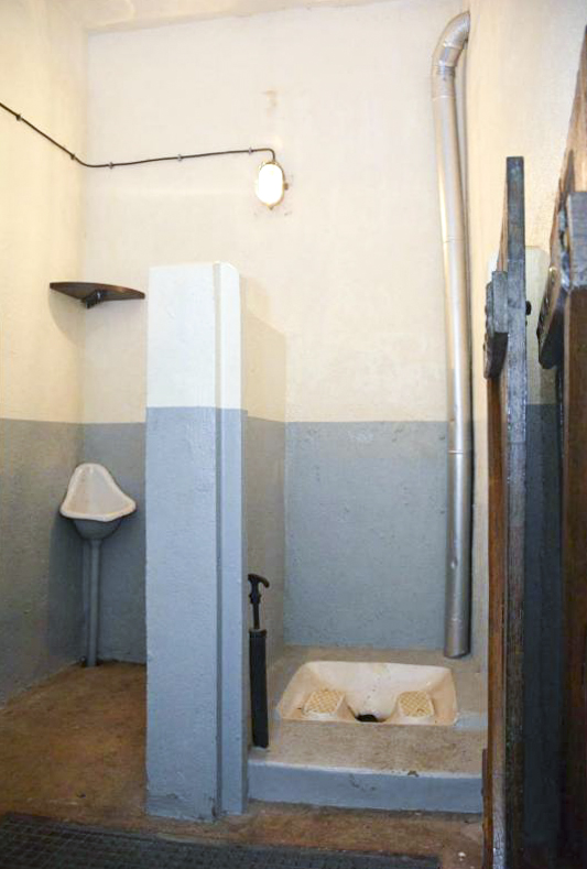 Ligne Maginot - BICHEL SUD - X19 - (Abri) - Les latrines à l'étage supérieur