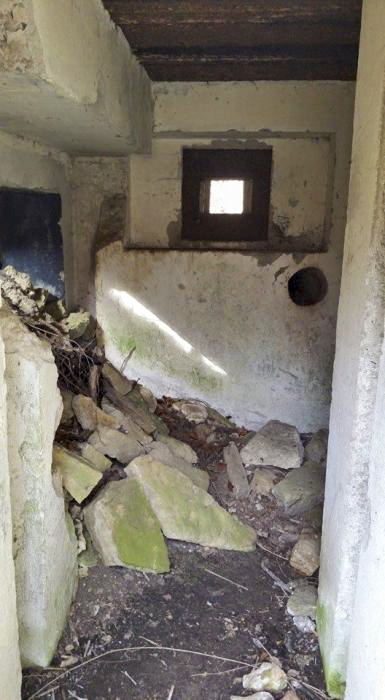 Ligne Maginot - GRAND BOIS 3 - (Blockhaus pour canon) - L'entrée du personnel et le créneau FM pour le flanquement latéral, avec une goulotte à grenade - LAUER Markus