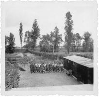 Ligne Maginot - FORT LOUIS OUEST - (Casemate d'infanterie - double) - Vue d'une partie de l'équipage de la casemate et des aménagements des abords. Noter les fascines  sur la gauche et la droite ainsi que les tranchées créées.
