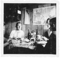 Ligne Maginot - FORT LOUIS OUEST - (Casemate d'infanterie - double) - Repas dans la popote extérieure.
De face, le Lt Elchinger Fernand, commandant la casemate