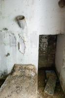 Ligne Maginot - CB120 - RISICKER - (Blockhaus pour canon) - Vue intérieure de l'entrée du personnel, murée.
La goulotte à grenades est bien visible en haut à gauche.