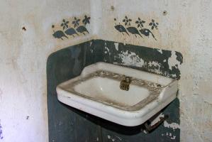 Ligne Maginot - SIMSERHOF - (Ouvrage d'artillerie) - Bloc 3
Lavabo et fresque décorative dans la chambre d'officier