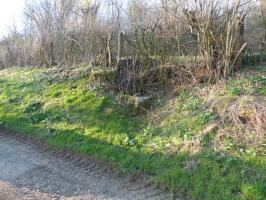 Ligne Maginot - CHAMPEL - (Cuve pour arme d'infanterie) - Vue générale. On voit que seule une partie de la cuve pour tourelle STG est encore existante. La création de la route à entraîné de facto la disparition de la cuve bétonnée qui en aurait barré l'accès.