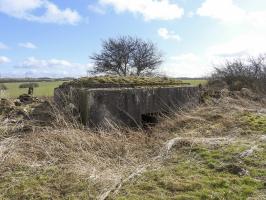 Ligne Maginot - AB18 - (Blockhaus pour canon) - La façade arrière avec son entrée.
