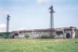Ligne Maginot - XIVRY CIRCOURT - (Infrastructures électriques) - Photo extérieure en 1975
Les poteaux des arrivées aériennes 65 KV sont encore visibles ainsi que le lorry de manutention à l'extérieur du poste