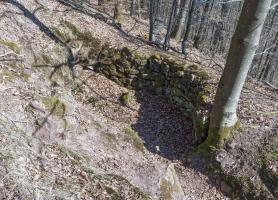 Ligne Maginot - BIESENBERG - OBS AVANCé - (Observatoire d'artillerie) - Tranchée d'accès
Renforcement en pierres sèches autour de l'entrée