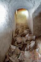 Ligne Maginot - PA DU CARREFOUR 252-1 - (Blockhaus pour arme infanterie) - Accès à la chambre de tir. 
L'escalier est entièrement rempli de prospectus.