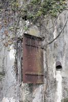 Ligne Maginot - CB120 - RISICKER - (Blockhaus pour canon) - Vue extérieure de l'entrée pour le personnel.
Noter la goulotte à grenades sur la droite de la porte.