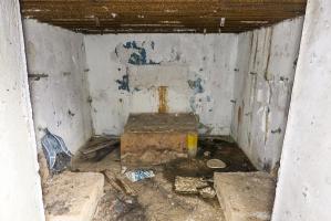 Ligne Maginot - CB120 - RISICKER - (Blockhaus pour canon) - Intérieur du blockhaus. 
Noter le créneau muré.