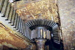 Ligne Maginot - ANZELING - A25 - (Ouvrage d'artillerie) - Bloc 4
Tourelle pour deux canons de 75 mm
Le secteur denté permettant la mise en batterie et le retour en éclipse de la tourelle