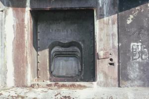 Ligne Maginot - ANZELING - A25 - (Ouvrage d'artillerie) - Bloc 5
Créneau pour lance-bombes 135mm
Au dessus du créneau est écrit PIBLANGE