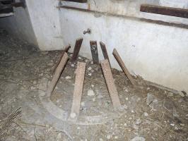 Ligne Maginot - BB23 - (Blockhaus pour canon) - Les restes de l'affût crinoline.