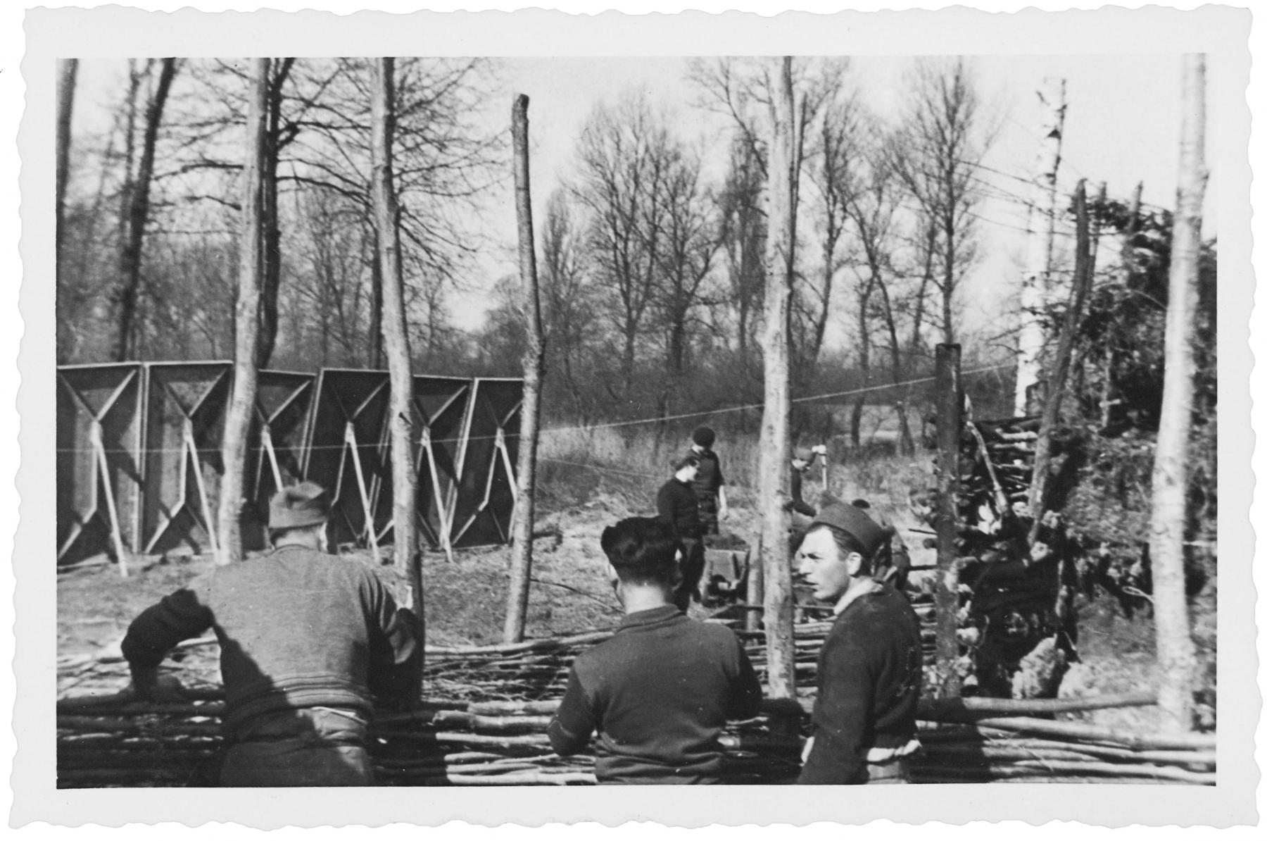 Ligne Maginot - FORT LOUIS OUEST - (Casemate d'infanterie - double) - L'aménagement des abords de la casemate.
Noter l'utilisation des panneaux de crue comme écrans et protection pendant les travaux