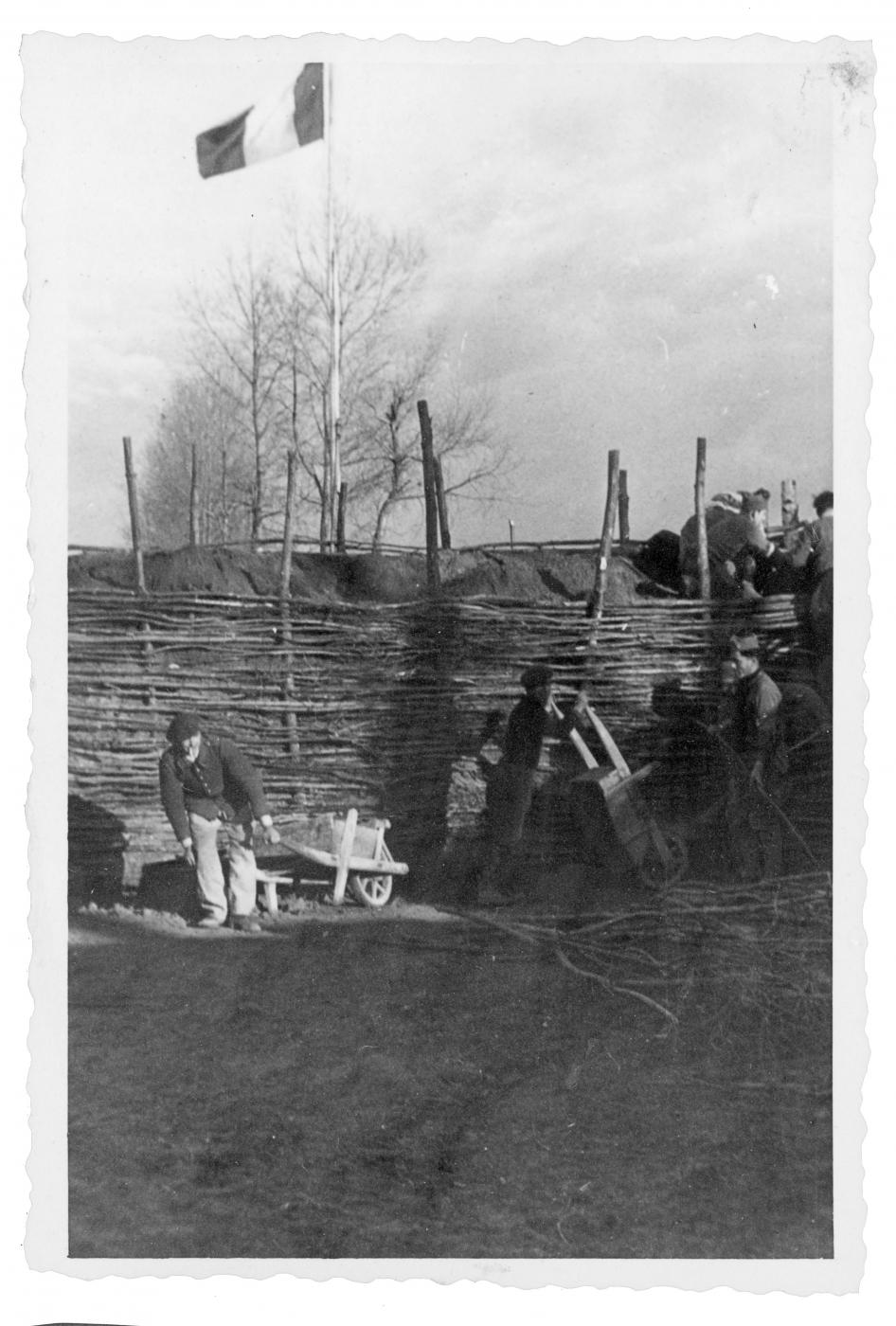 Ligne Maginot - FORT LOUIS OUEST - (Casemate d'infanterie - double) - L'aménagement des abords de la casemate.
 - Fernand Elchinger