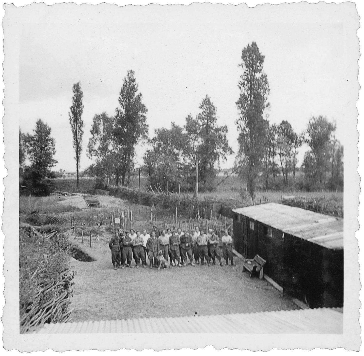 Ligne Maginot - FORT LOUIS OUEST - (Casemate d'infanterie - double) - Vue d'une partie de l'équipage de la casemate et des aménagements des abords. Noter les fascines  sur la gauche et la droite ainsi que les tranchées créées.
