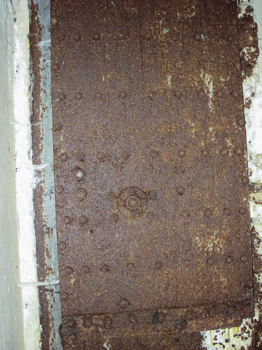 Ligne Maginot - KOENIGSMACKER (FESTE DE) - (Ouvrage d'artillerie) - Bloc 2.
Coté droit.
Porte d'accès blindée.
