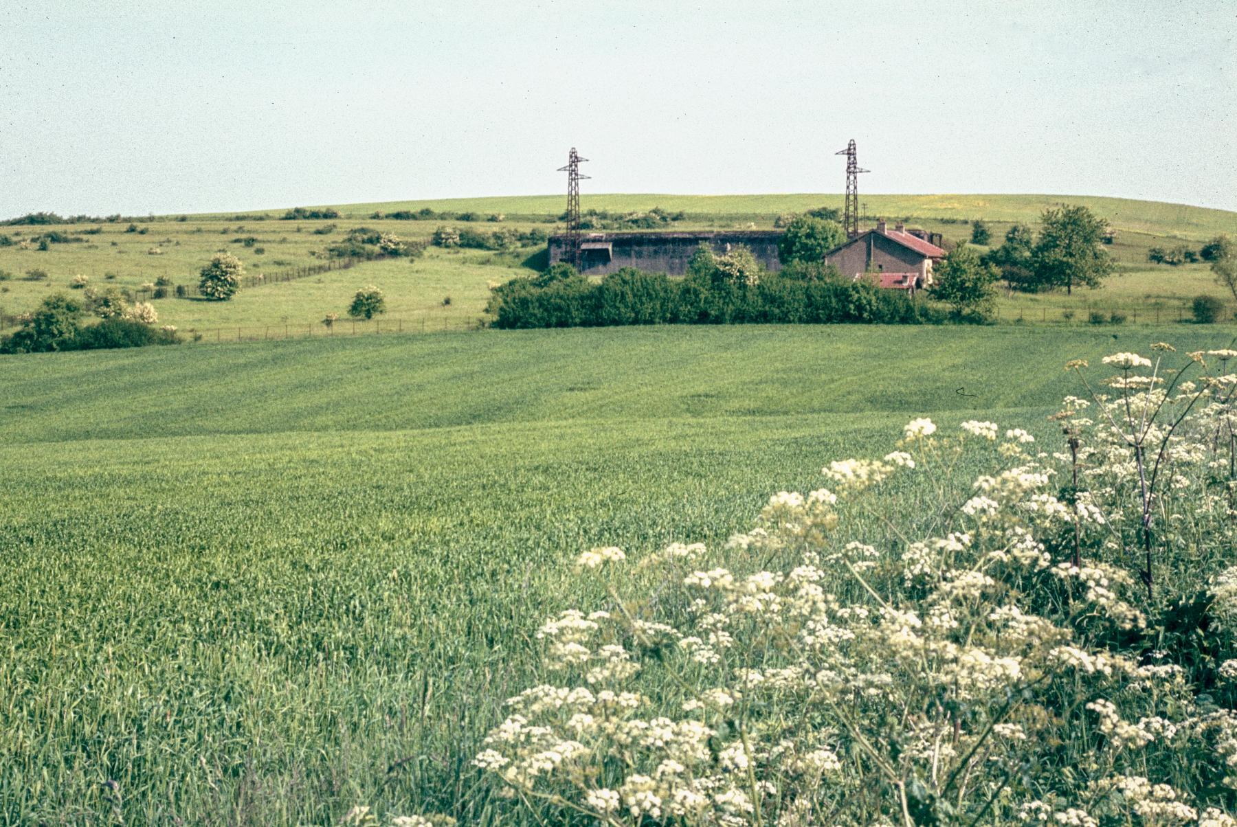 Ligne Maginot - XIVRY CIRCOURT - (Infrastructures électriques) - Photo extérieure en 1983
la maison de l'équipe d'exploitation est encore visible au premier plan.