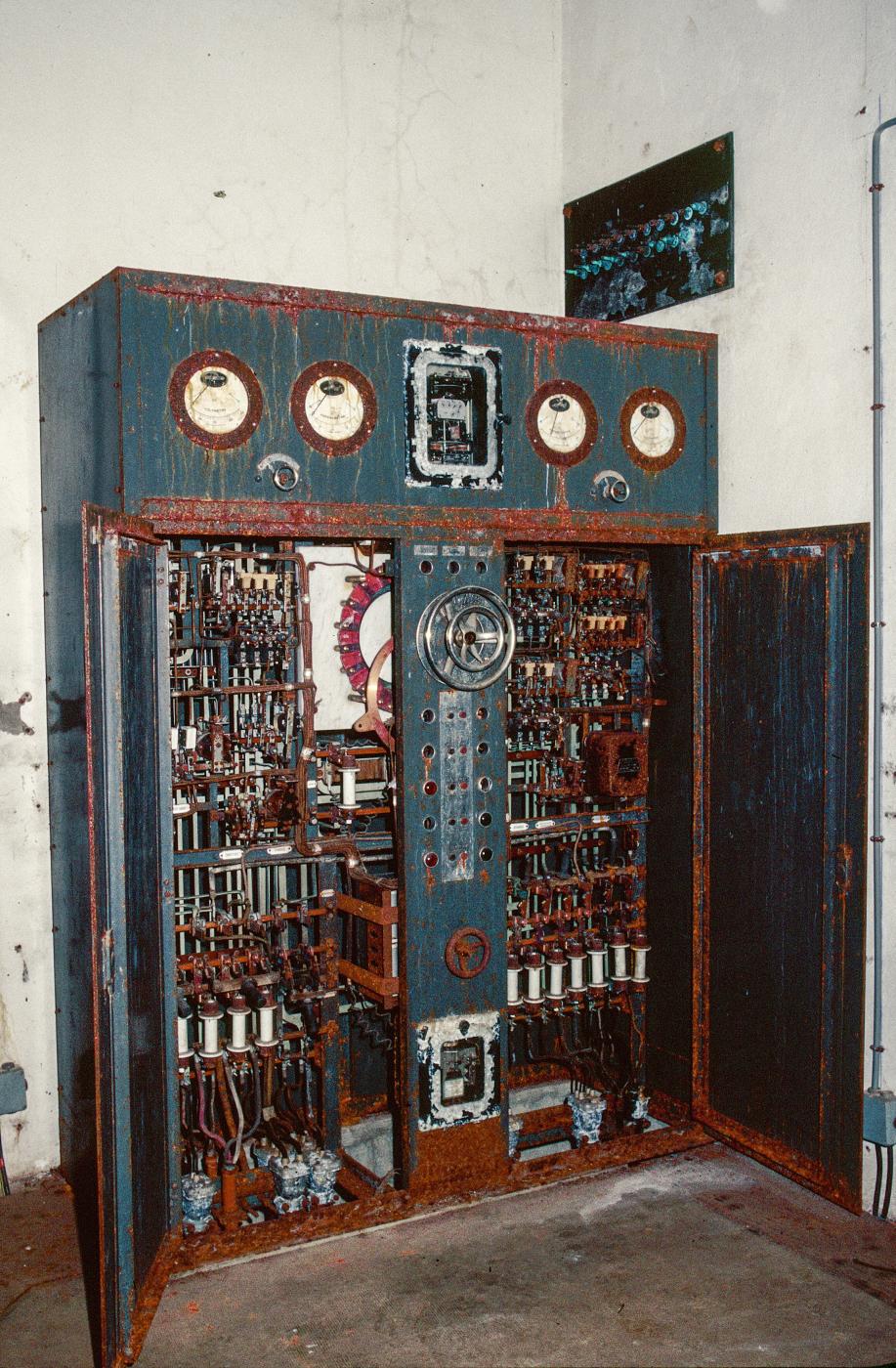 Ligne Maginot - XIVRY CIRCOURT - (Infrastructures électriques) - Armoire de commande des autotransformateurs HTA 
Armoire ouverte
Fabrication TRINDEL