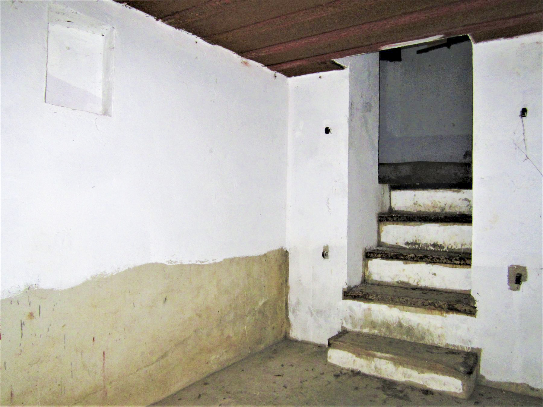 Ligne Maginot - FORT FOCH - (Abri) - Accès à l'observatoire
Au mur, des crochets pour hamacs