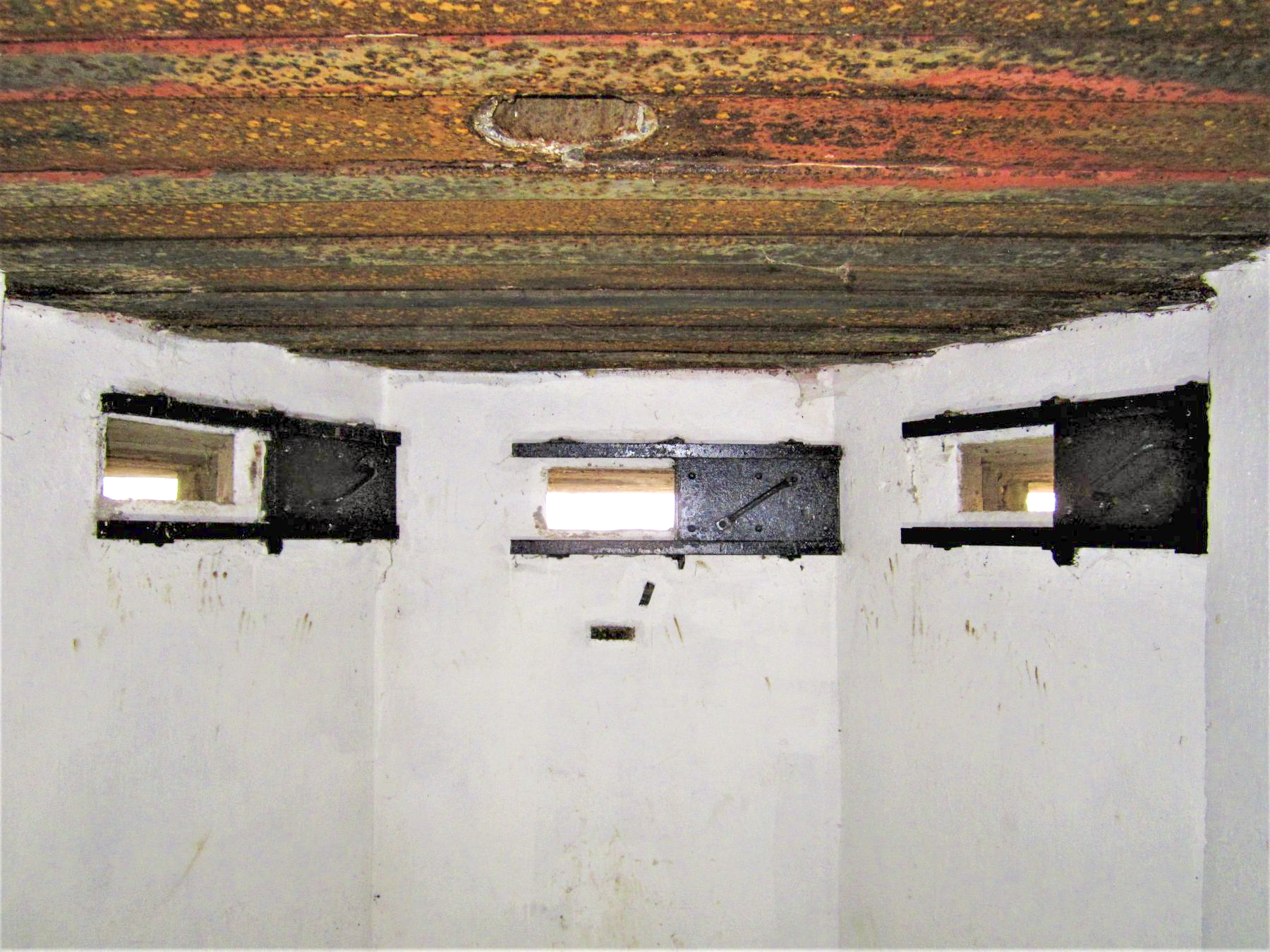 Ligne Maginot - FORT FOCH - (Abri) - Les trois créneaux d'observation et l'orifice périscopique en toiture