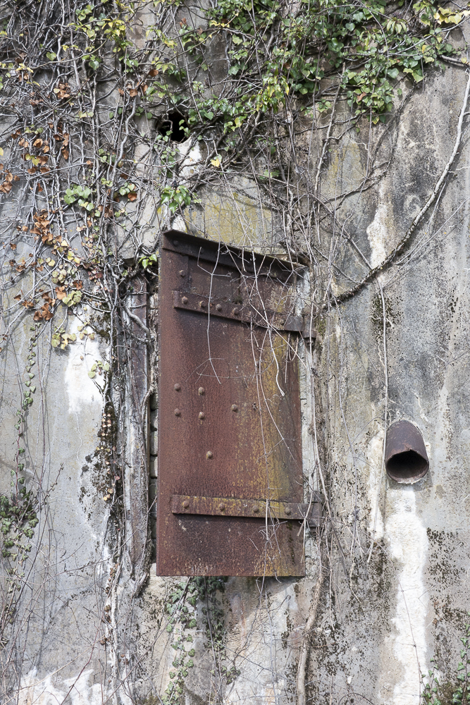 Ligne Maginot - CB120 - RISICKER - (Blockhaus pour canon) - Vue extérieure de l'entrée pour le personnel.
Noter la goulotte à grenades sur la droite de la porte.
