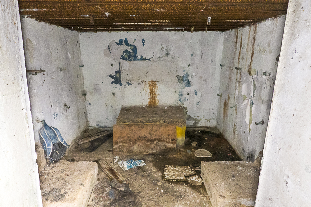 Ligne Maginot - CB120 - RISICKER - (Blockhaus pour canon) - Intérieur du blockhaus. 
Noter le créneau muré.