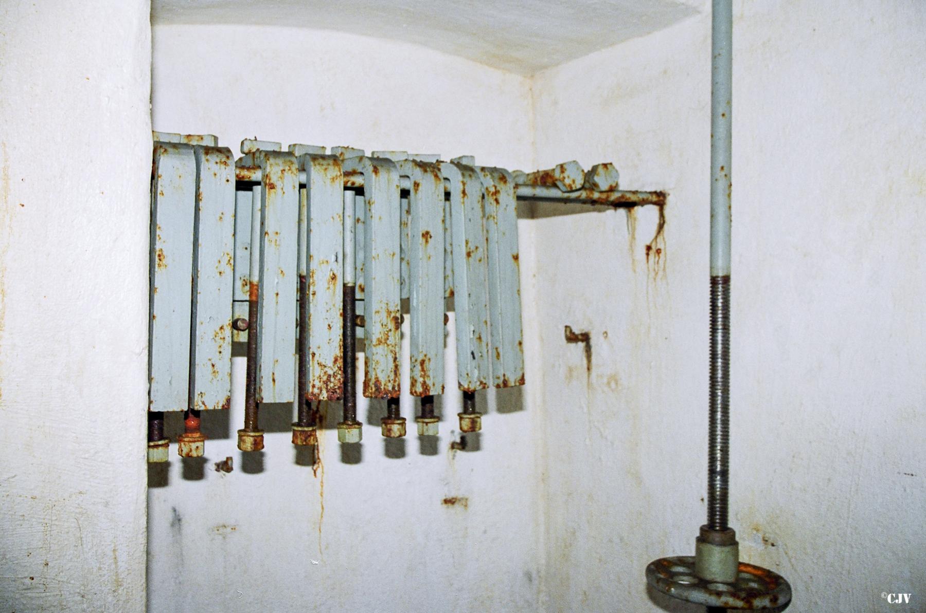 Ligne Maginot - ANZELING - A25 - (Ouvrage d'artillerie) - Bloc 3
Outils du balancier
