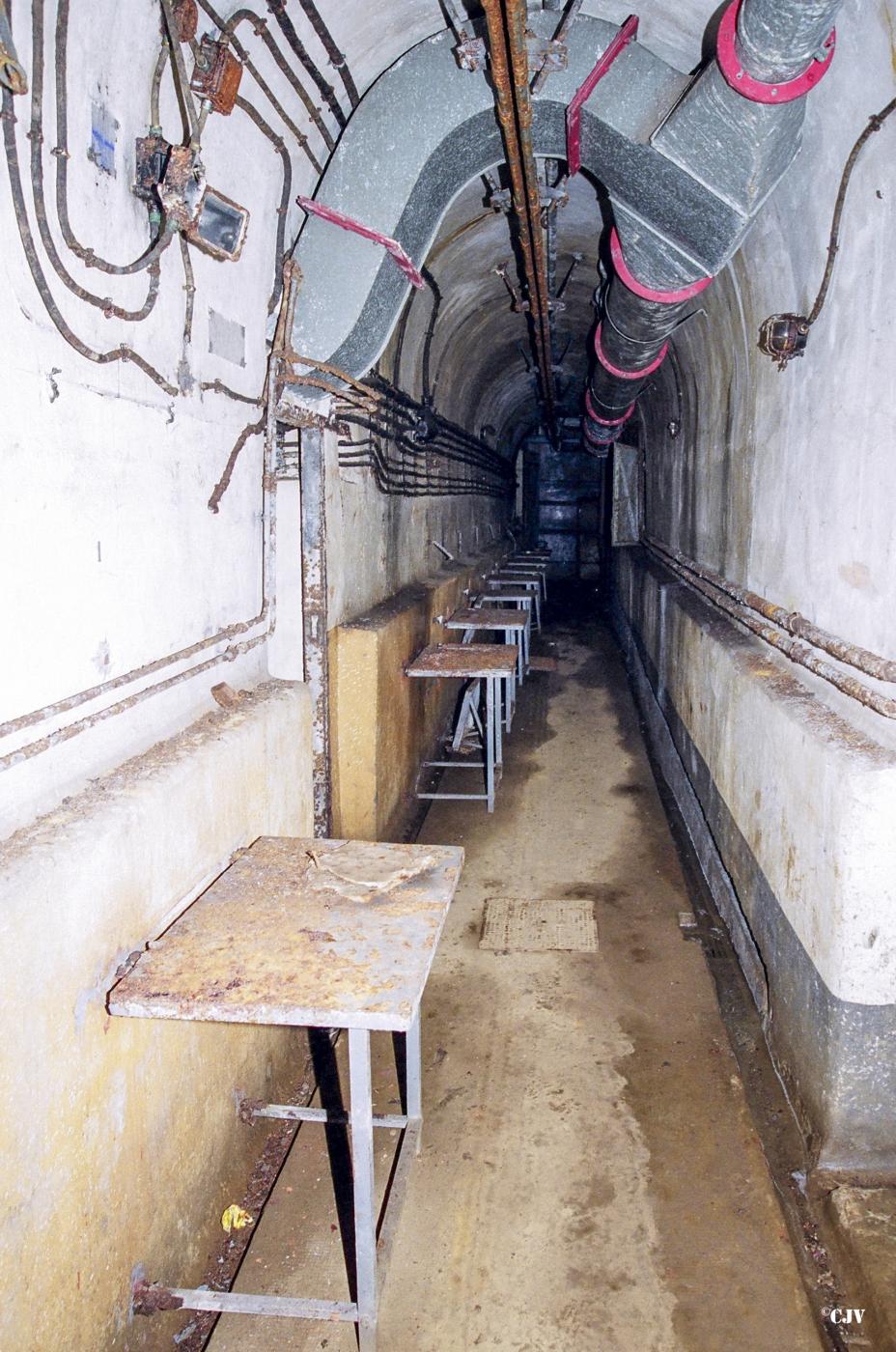 Ligne Maginot - ANZELING - A25 - (Ouvrage d'artillerie) - Bloc 4
Galerie avec des tables rabattables