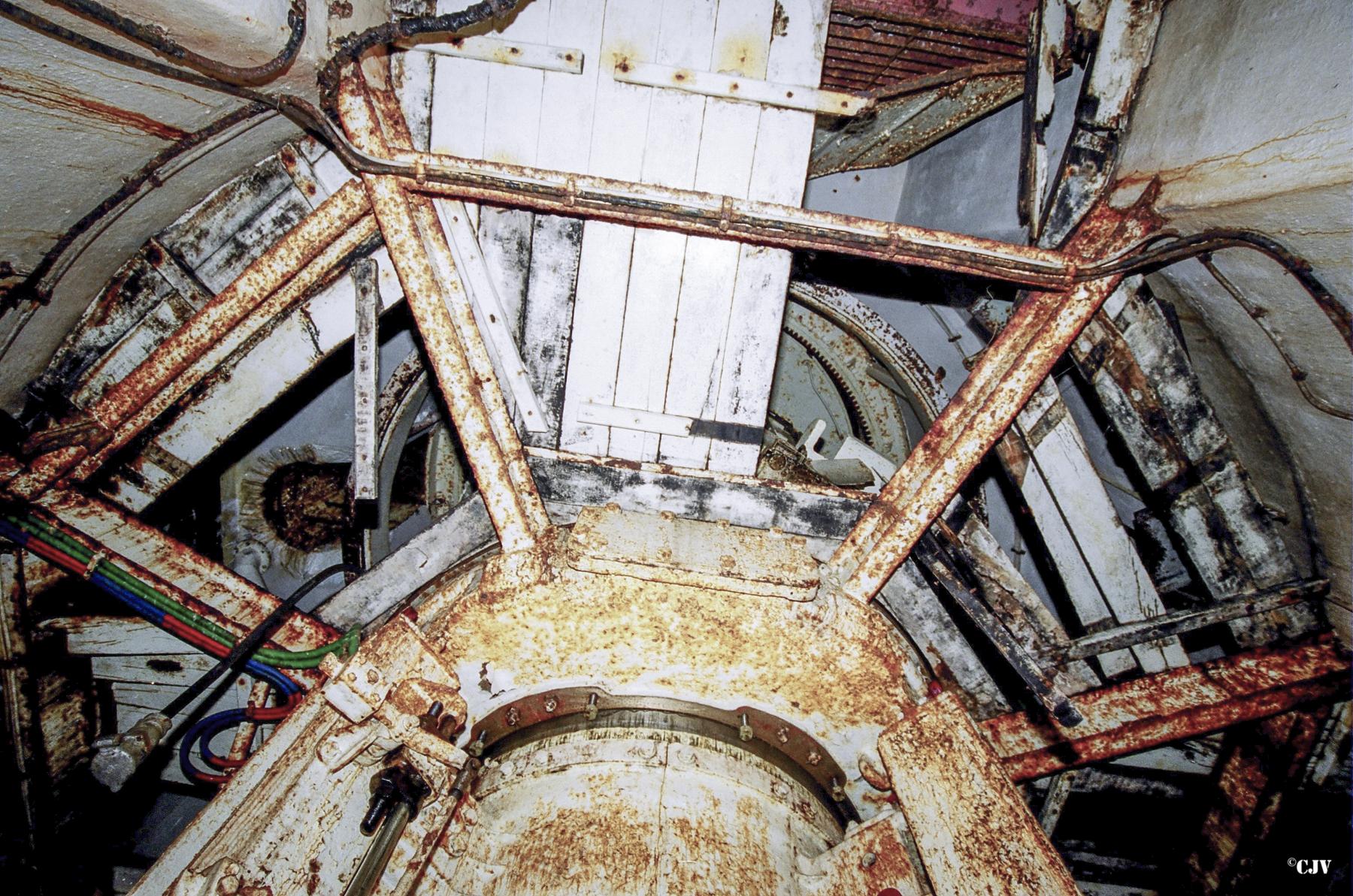 Ligne Maginot - ANZELING - A25 - (Ouvrage d'artillerie) - Bloc 4
Le plancher est pourri