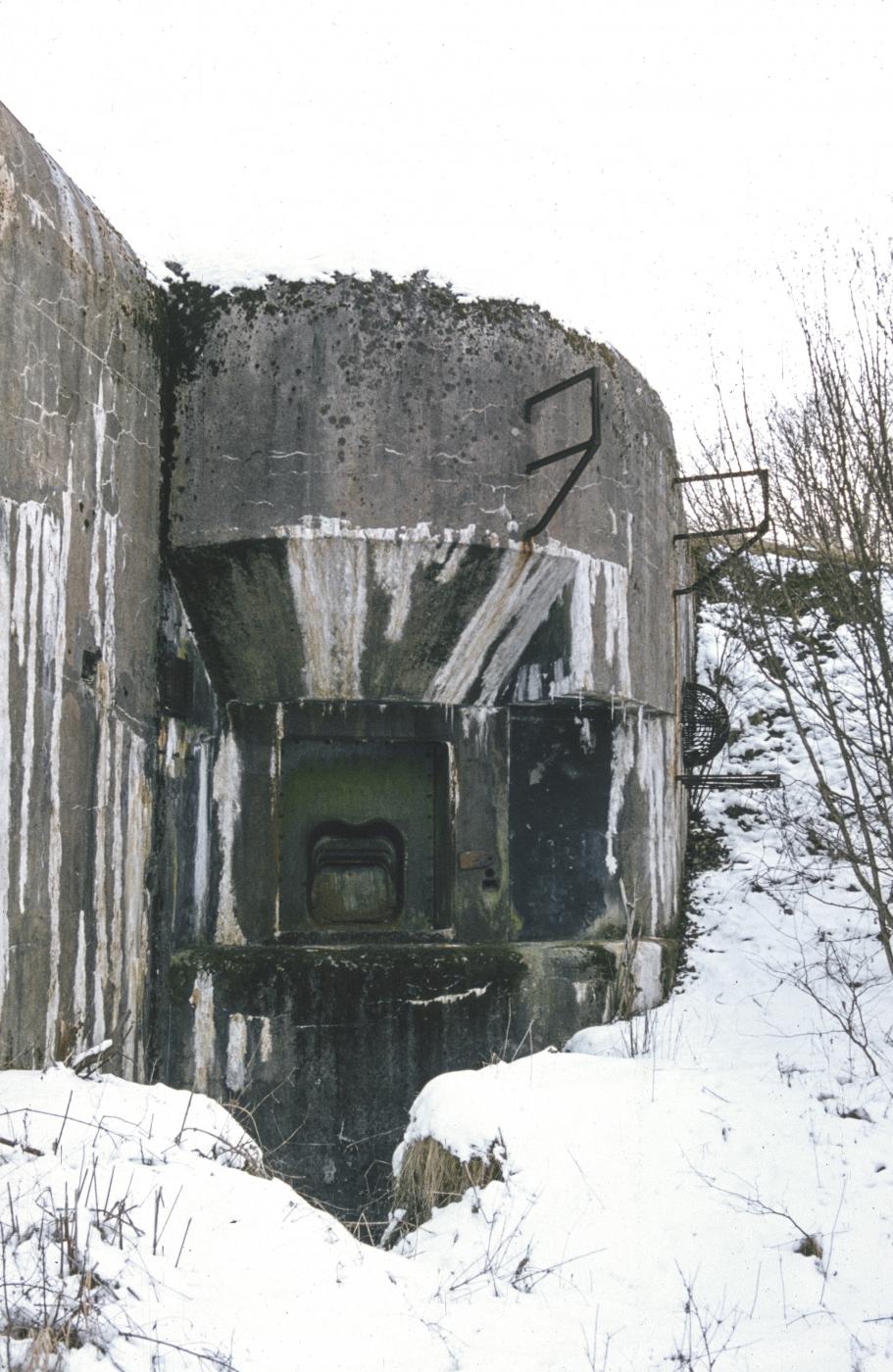 Ligne Maginot - ANZELING - A25 - (Ouvrage d'artillerie) - Bloc 5
Façade avec créneau pour lance-bombes 135mm