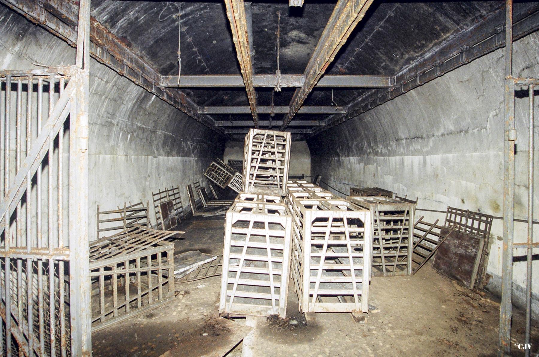 Ligne Maginot - ANZELING - A25 - (Ouvrage d'artillerie) - Bloc 5
Magasin M2 au pied du bloc - Lia VERMEULEN