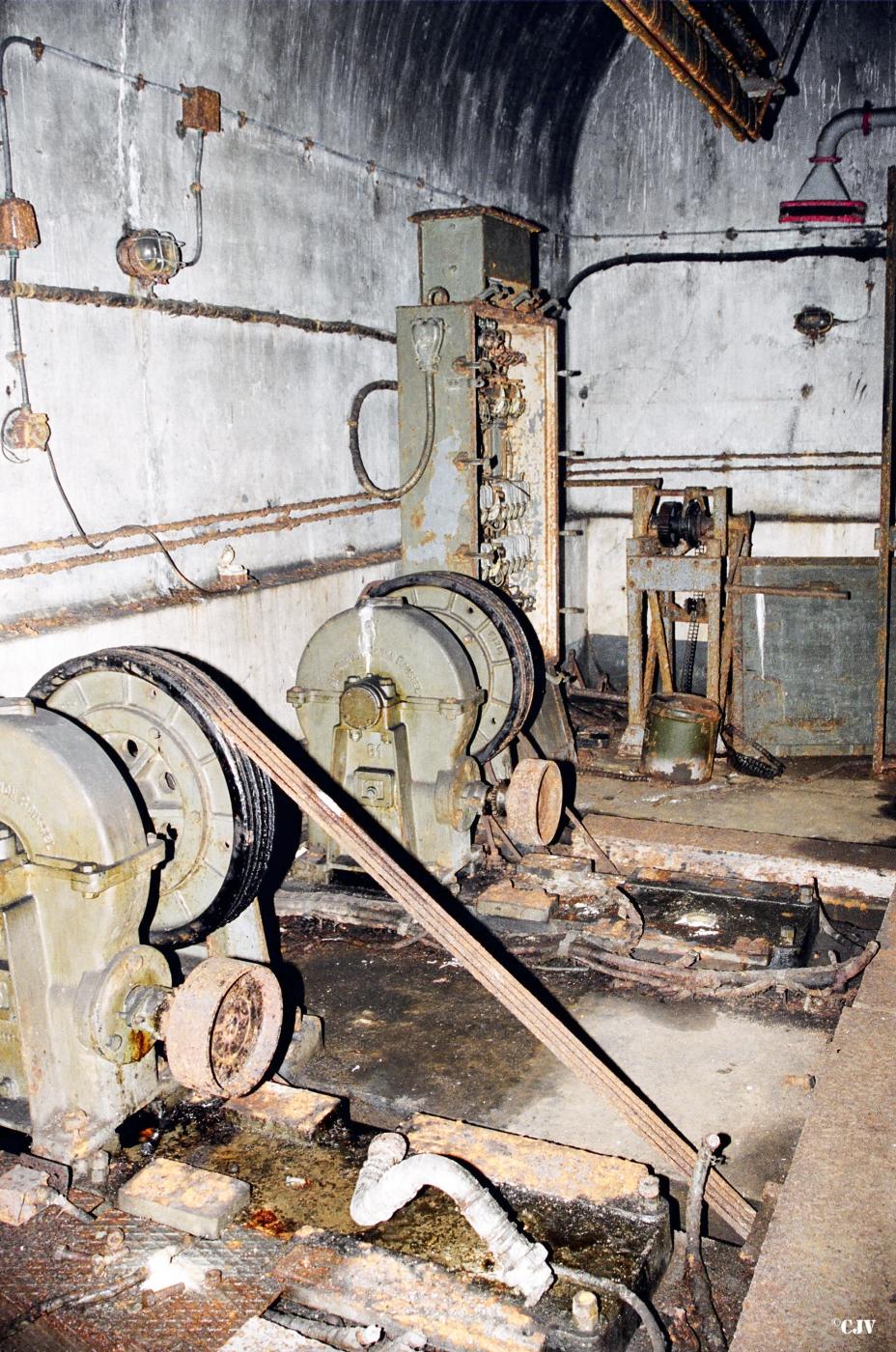 Ligne Maginot - ANZELING - A25 - (Ouvrage d'artillerie) - Bloc 5
Les moteurs des monte-charges