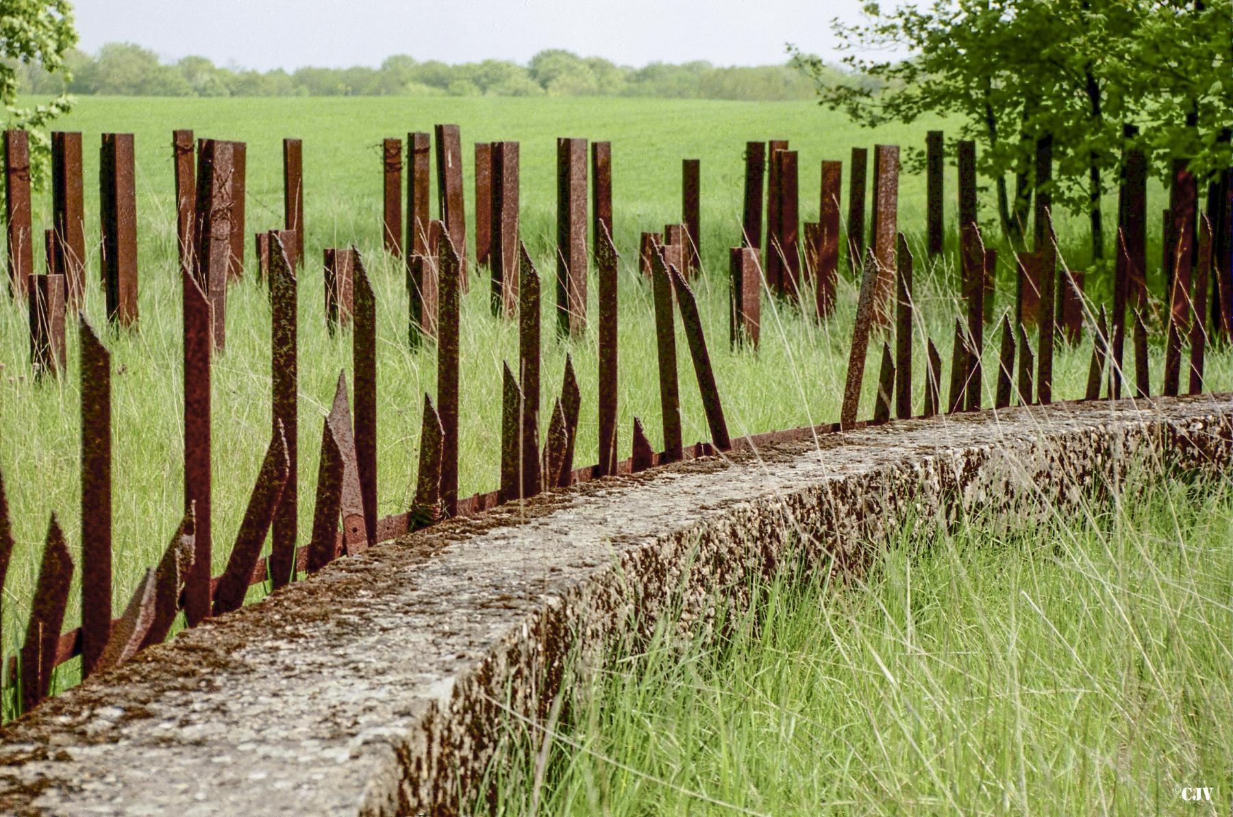Ligne Maginot - ANZELING - A25 - (Ouvrage d'artillerie) - Le bloc cheminée à proximité du bloc 9
Le réseau de protection du bloc