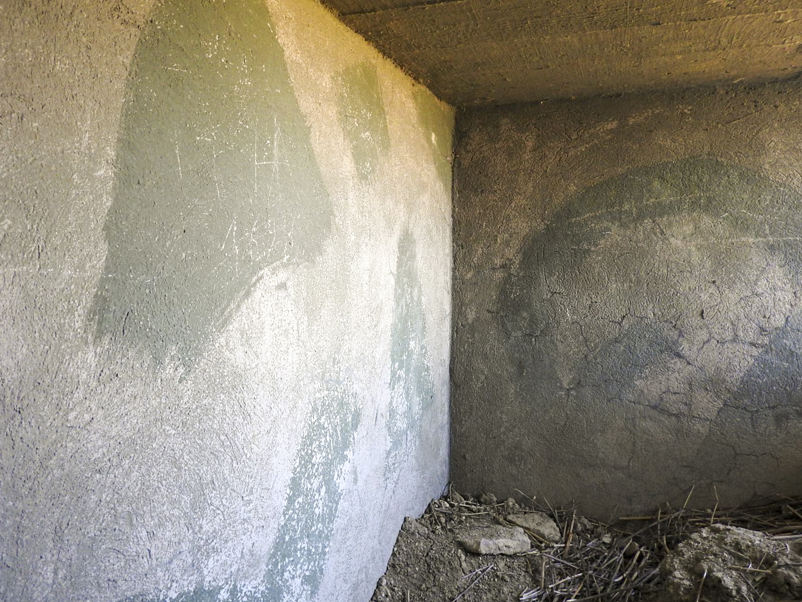 Ligne Maginot - BB23 - (Blockhaus pour canon) - Les restes de peinture de camouflage dans l'entrée.