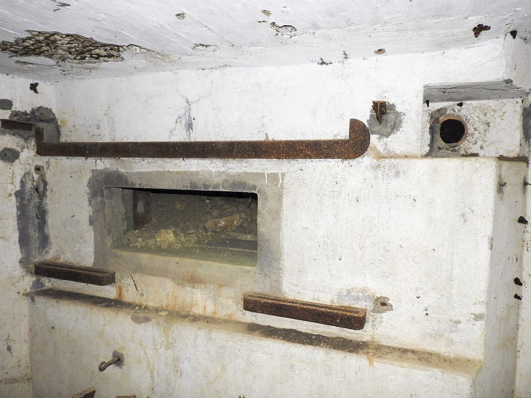 Ligne Maginot - BB23 - (Blockhaus pour canon) - Le créneau du canon anti-char.